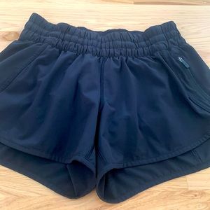 Lululemon woman black shorts size 6